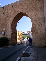 A la sortie de la Médina Bab Laâlou