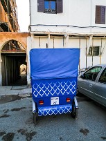 A la sortie de la Médina Rabat s'est mis aux taxis verts (vélos électriques)